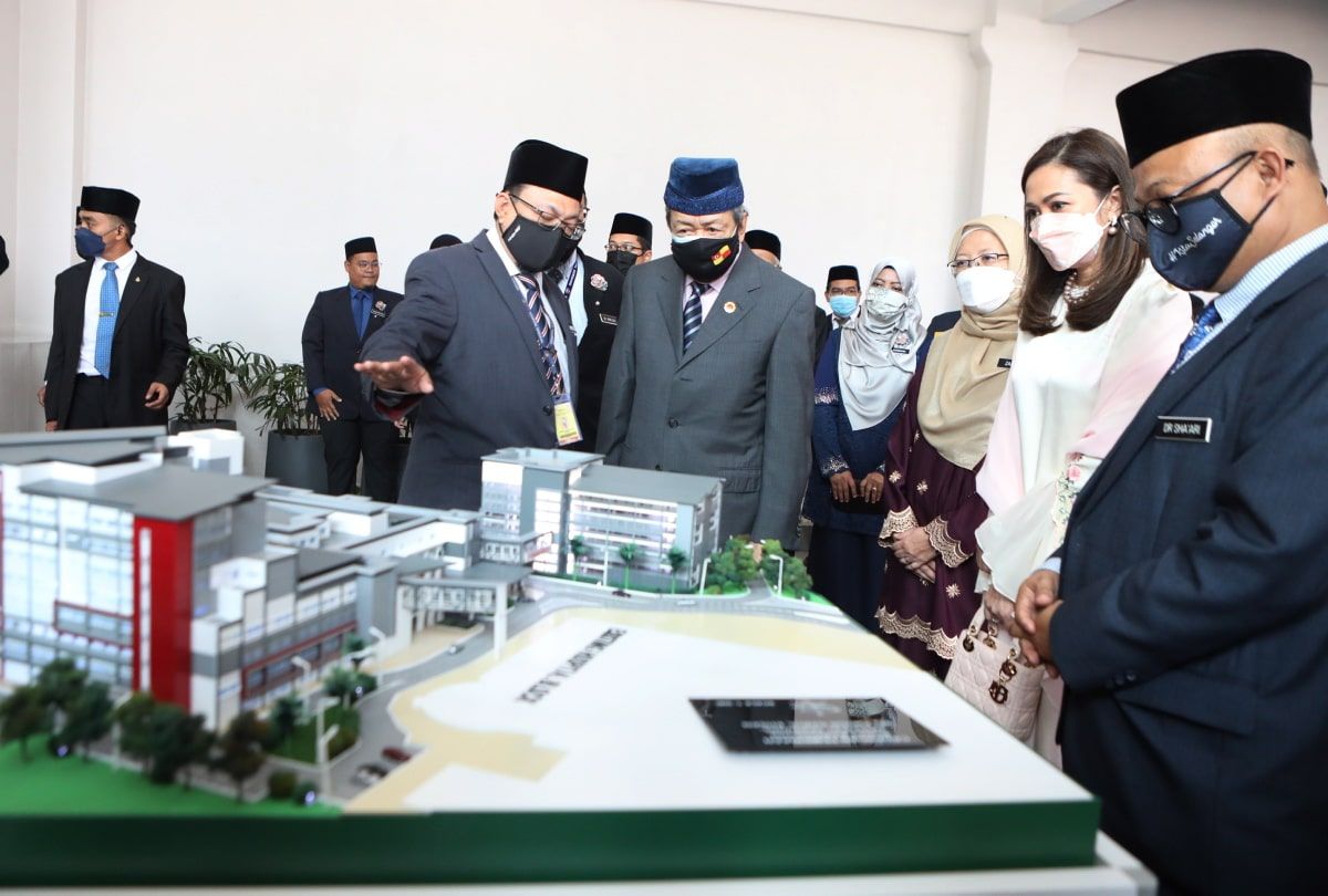 Sultan rasmi Hospital Sultan Idris Shah, dulu dikenali Hospital Serdang