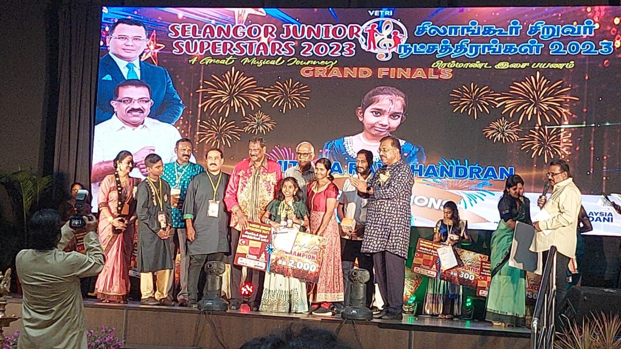 இன்று  சிறுவர் பாடல் திறன் போட்டியில்  பத்து  சிறந்த பாடகர்கள் கடும் போட்டி