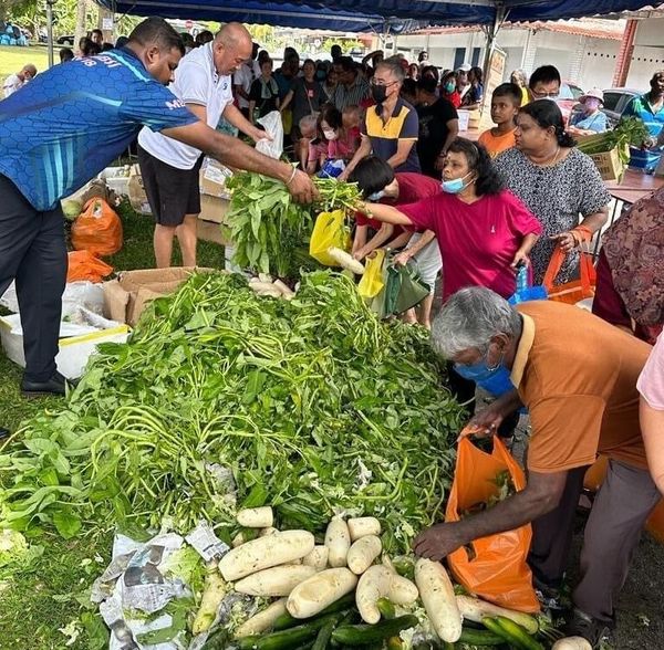 கின்ராரா தொகுதி மலிவு விற்பனையில் ஒரு டன் காய்கறி, 200 காலணி இலவசமாக விநியோகம்