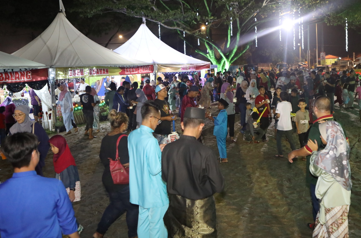 Padang dibasahi hujan tidak halang pelbagai bangsa meriahkan jelajah Aidilfitri di Klang