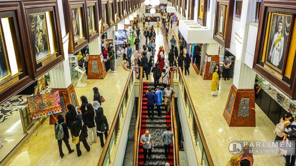 国会史上首次办开放日 ·民众参观了解历史作用