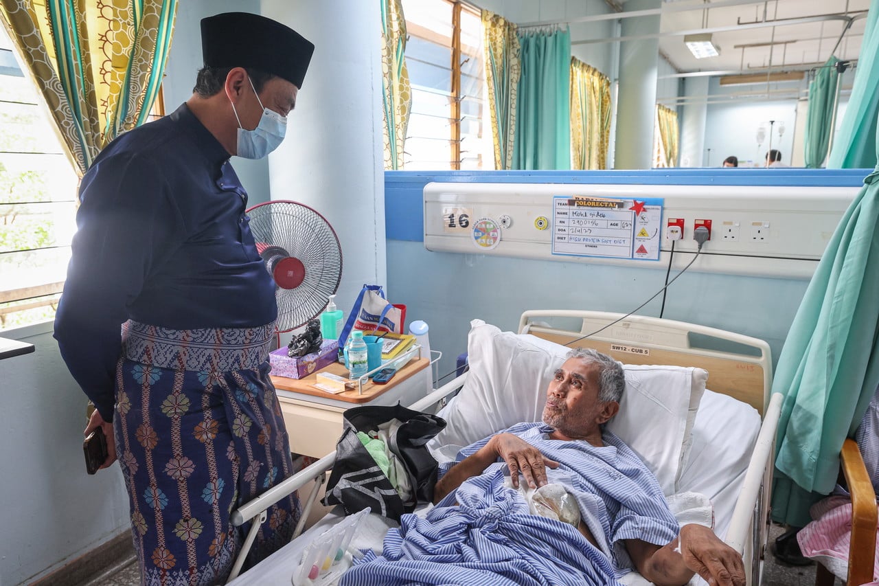 Veteran journo Mohd Sidek receives donations through Kasih@HAWANA programme