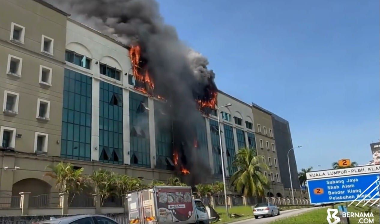 冒出滚滚浓烟    灵市KWSP大厦失火