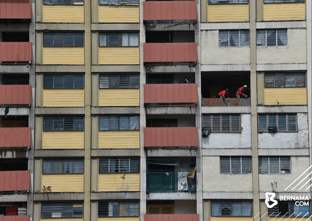 Dinding bilik tercabut diterbangkan angin, suami isteri tidak sempat selamatkan barangan