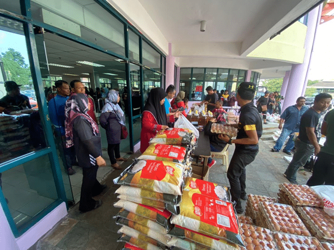 500 ekor ayam, 300 papan telur habis dalam sejam di jualan murah DUN Kota Damansara