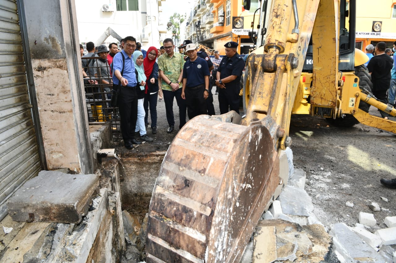 MBSJ runtuh struktur tambahan haram 13 premis di pusat komersial Puchong