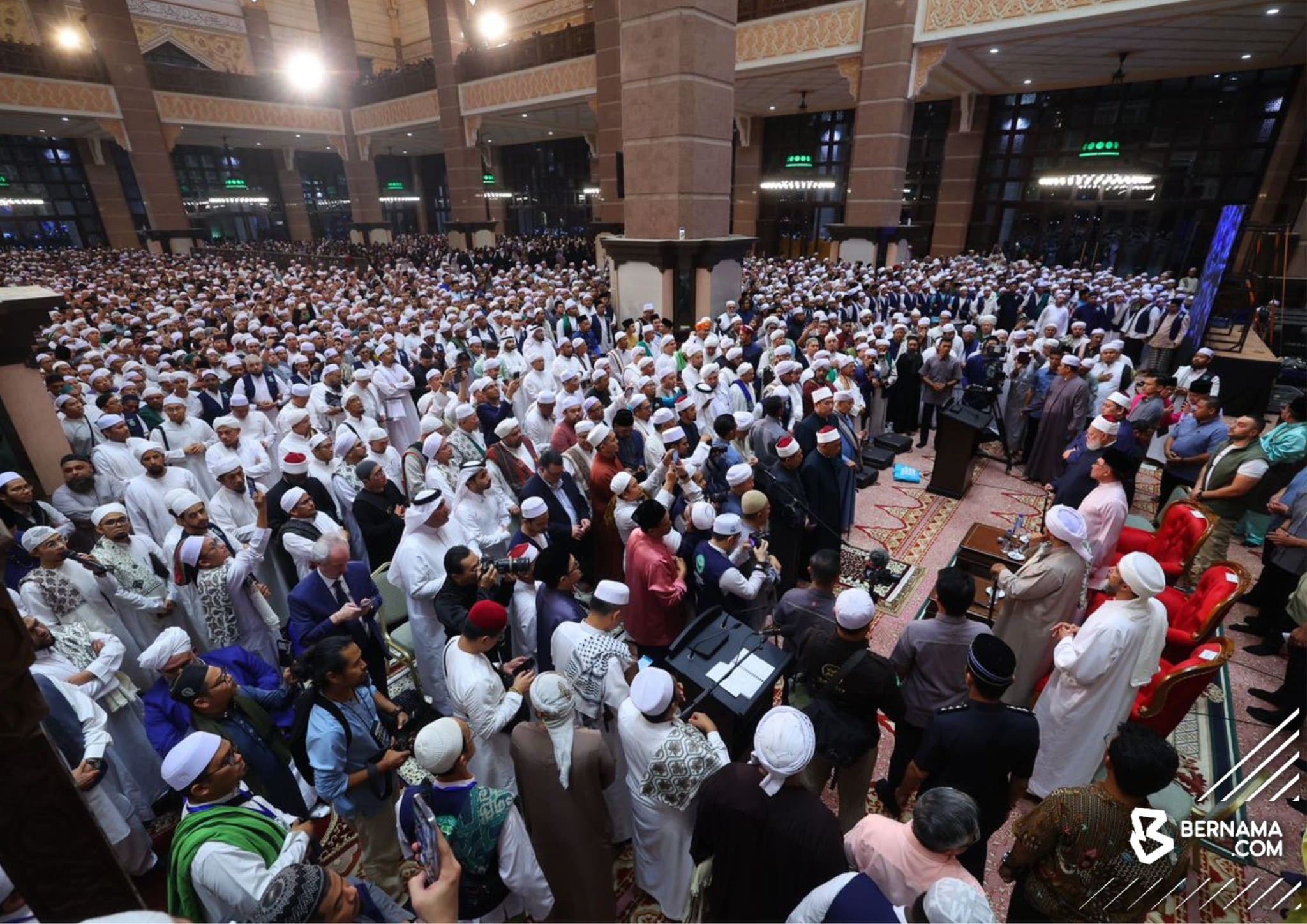 Lebih 18,000 hadiri majlis ilmu Madani bersama PM di Putrajaya