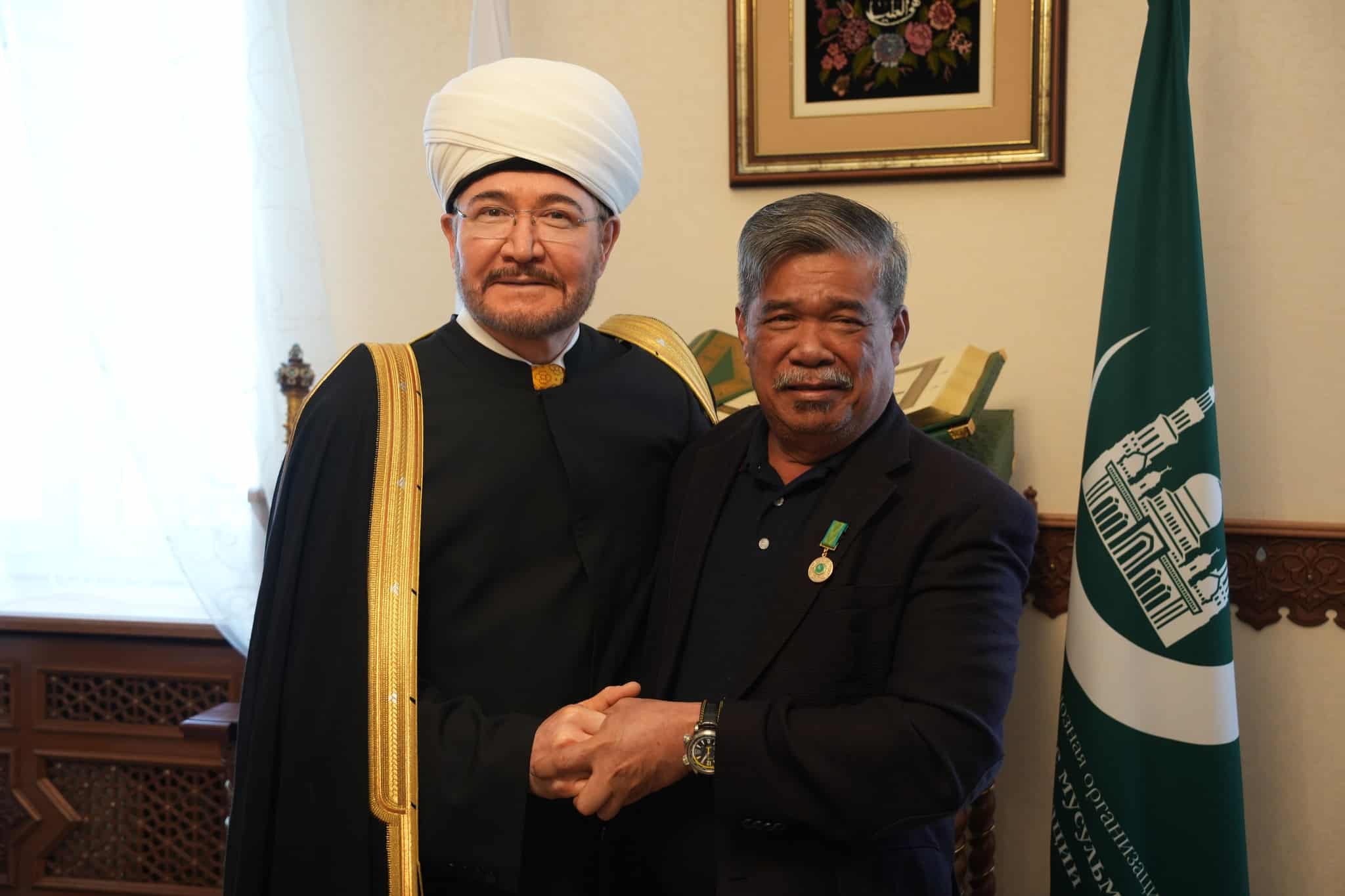 Minister receives Russia's Medal of Spiritual Unity
