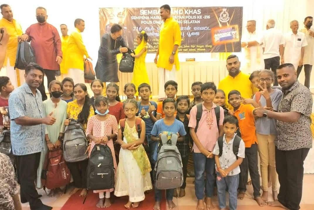 ஐந்து தமிழ்ப்பள்ளிகளுக்குத் தென் கிள்ளான் மாவட்டக் காவல் துறையினர் பள்ளி உபகரணங்கள் அன்பளிப்பு 