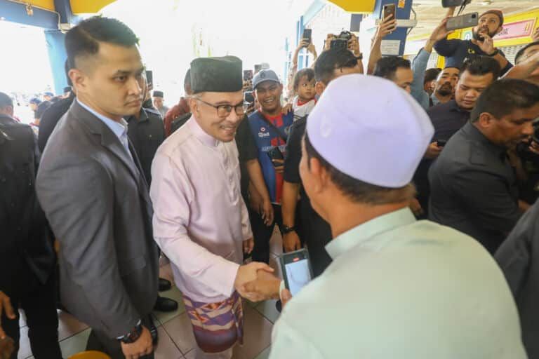 安华今午现身万津 粉丝争相拍照