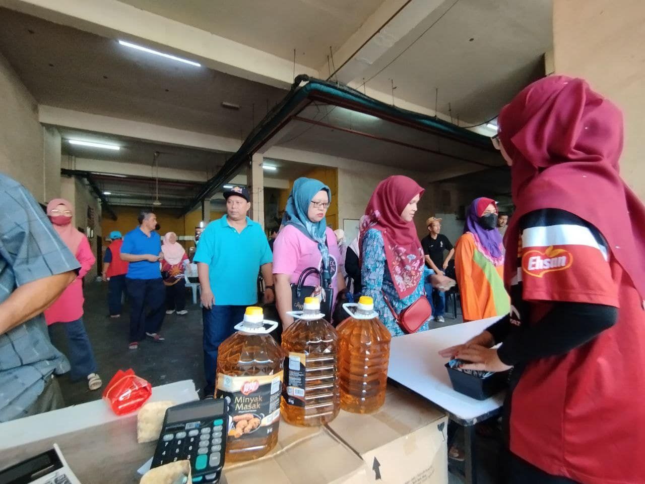 Jualan murah dapat sambutan, penduduk beli barangan persiapan rumah terbuka