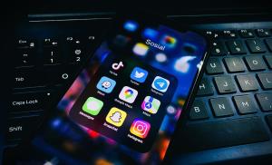 JPM nafi keluar arahan larangan telefon pintar bawah umur 16 tahun