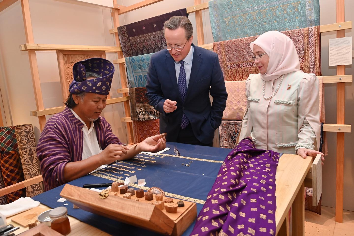 Raja Permaisuri berkenan terima kunjungan bekas PM Britain di Minggu Kraf London