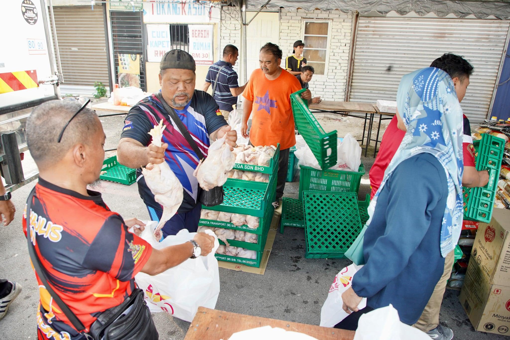 Jualan murah dinanti ramai, belanja RM50 dapat beli pelbagai barang dapur