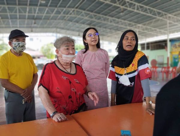 千百家居民清早排队 等买人民市集的便宜鸡米蛋