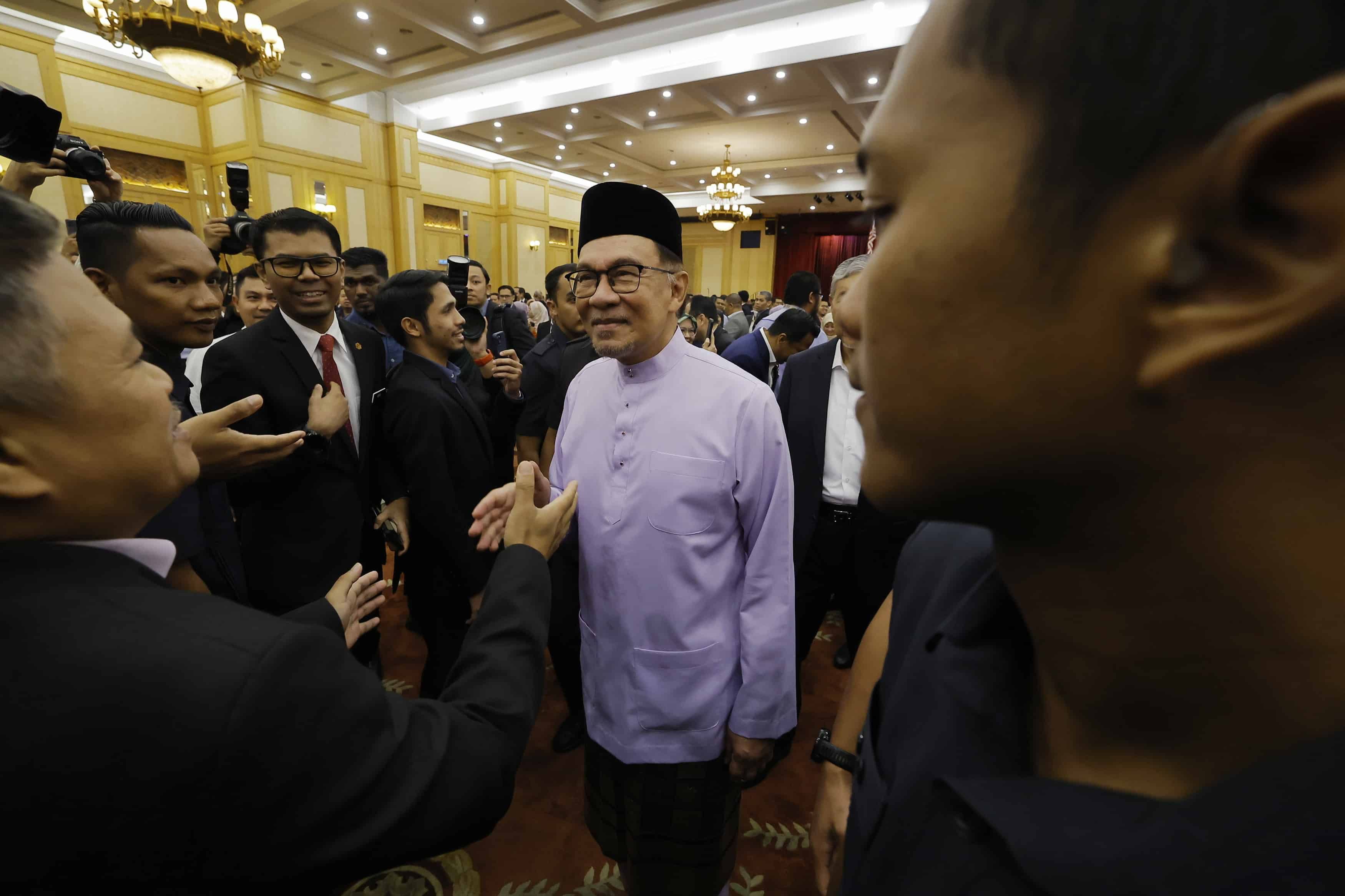 安华承诺解决丹沙水供问题  拨10亿修补城市路洞窟窿