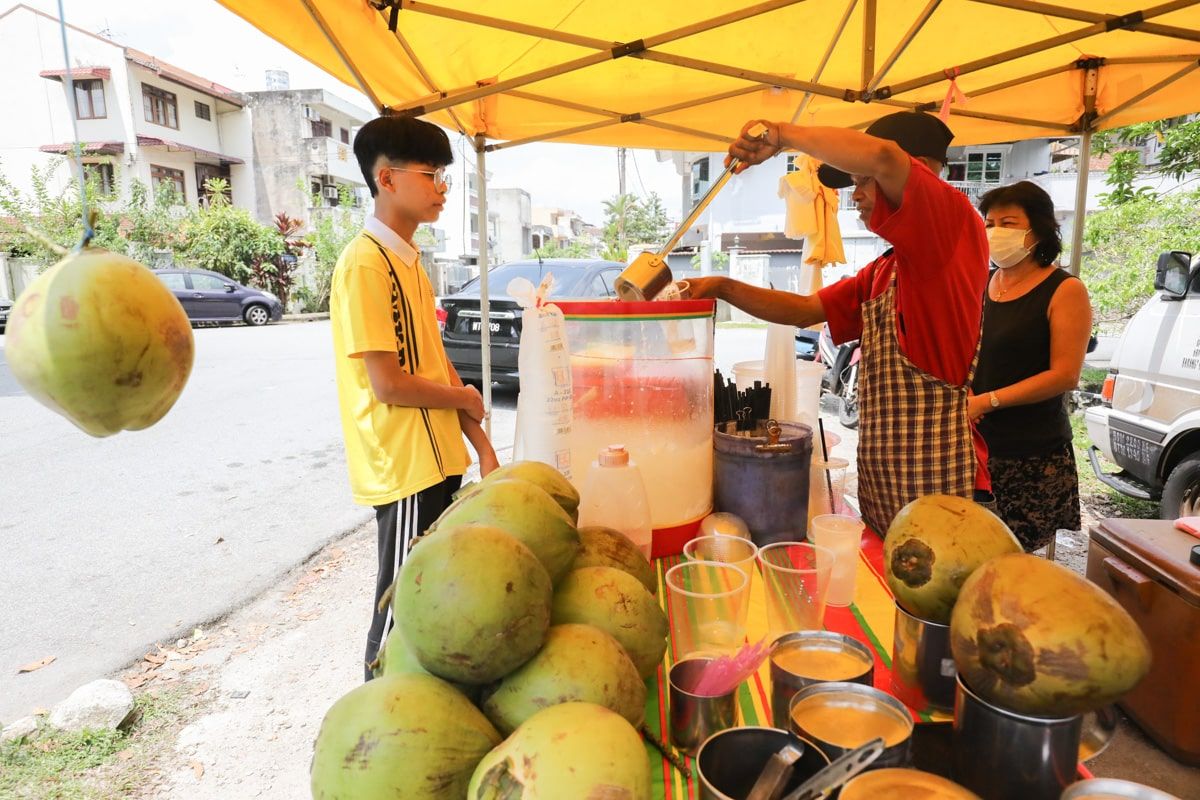 烟霾来袭：高风险群受促减少户外活动 医生：多喝水.戴口罩