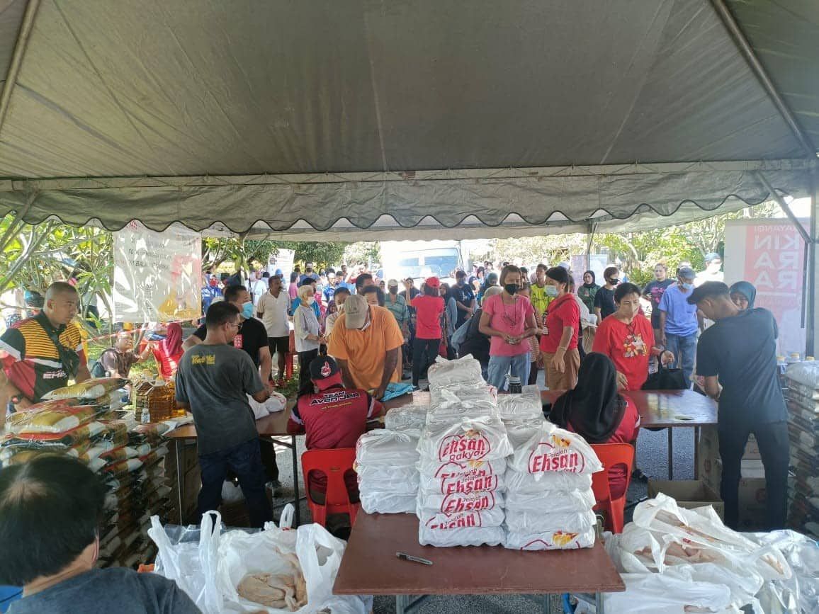 雪人民市集今早莲花苑.中路等地开卖   便宜鸡牛鱼等你来买