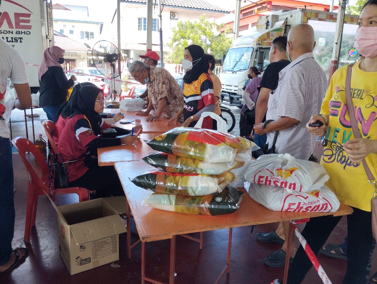 Penduduk DUN Bandar Utama beratur awal dua jam, 350 ayam habis sejam di jualan murah