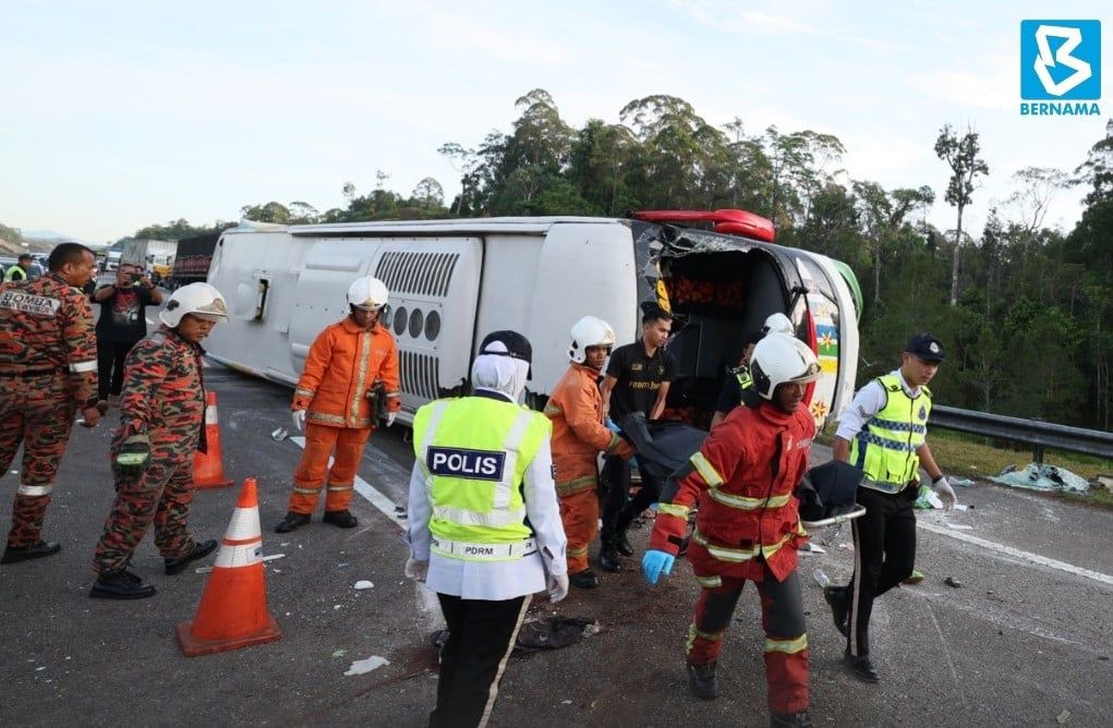 巴士失控翻覆酿1死9伤