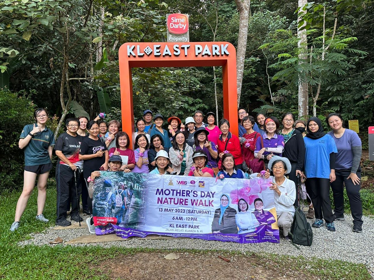 PWB DUN Bandar Utama bawa 40 wanita daki puncak bukit sempena hari ibu