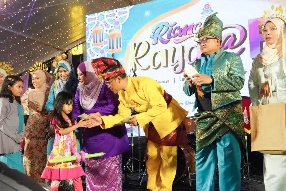 灵市政厅开斋茶会风雨无阻 逾一万人共庆.气氛热闹