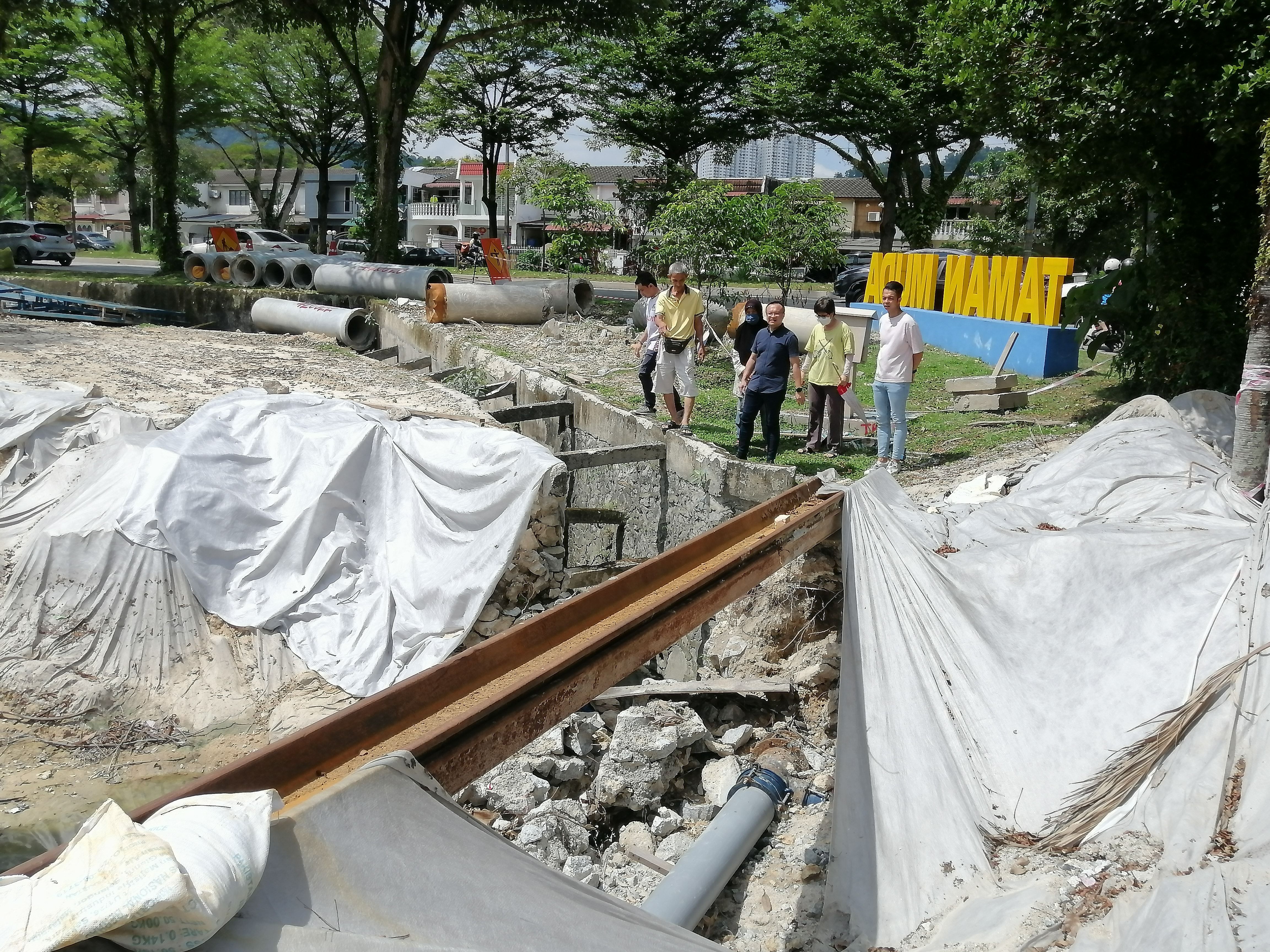 太子园污水承包商 今午清理施工点.料6月可完工