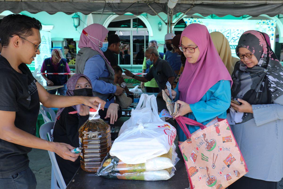 மக்கள் கவனத்தை ஈர்க்கும் மலிவு விற்பனை- ஒரு மணி நேரத்தில் 300 கோழிகள் விற்றுத் தீர்ந்தன