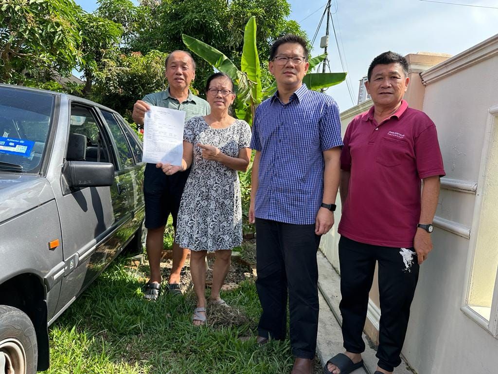 老夫妻在家门前被匪徒盯上 打破车窗抢走手提包和钱包