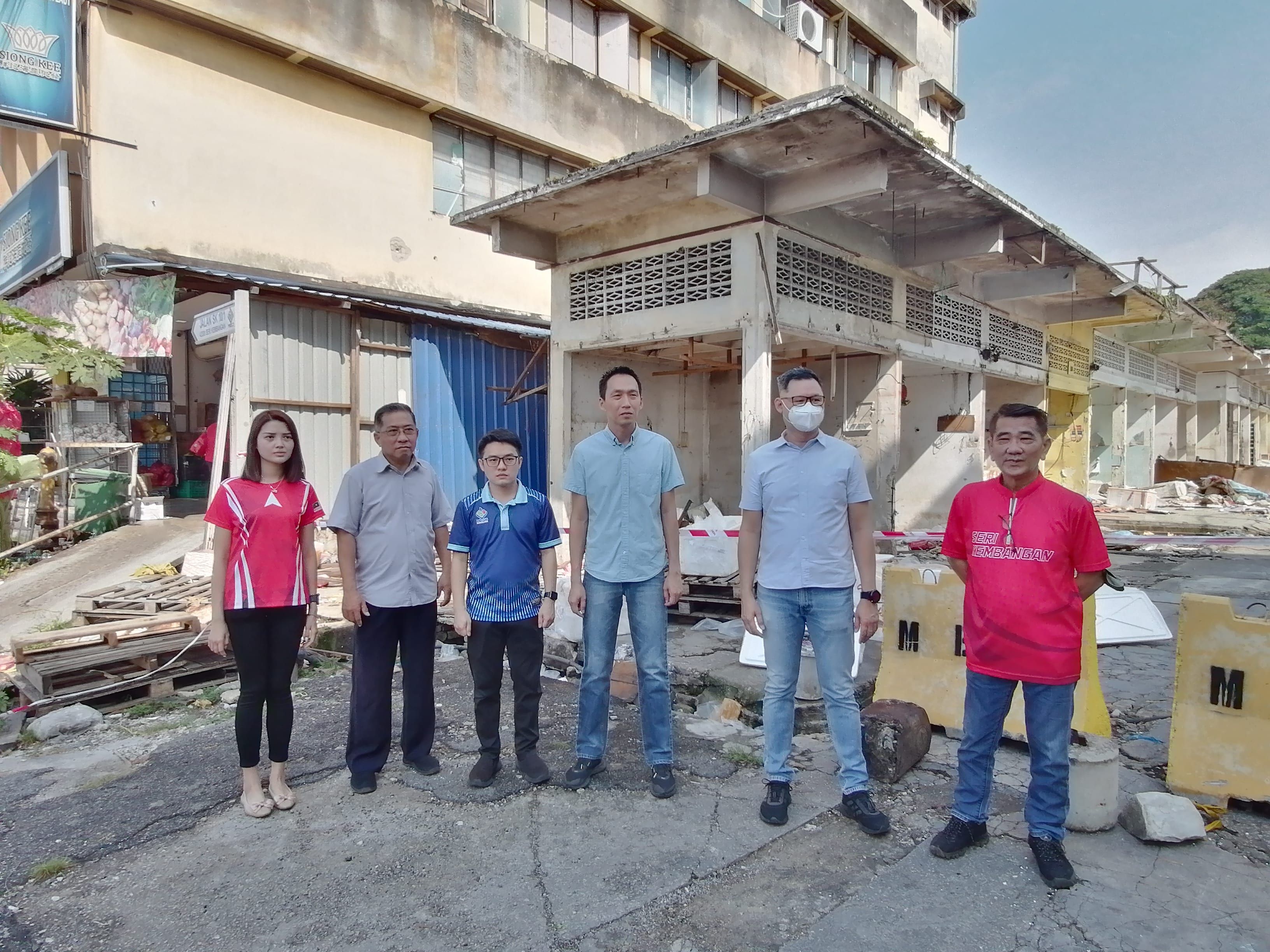 （视频）沙登旧巴刹本周围起锌板 承包商将清理所有垃圾