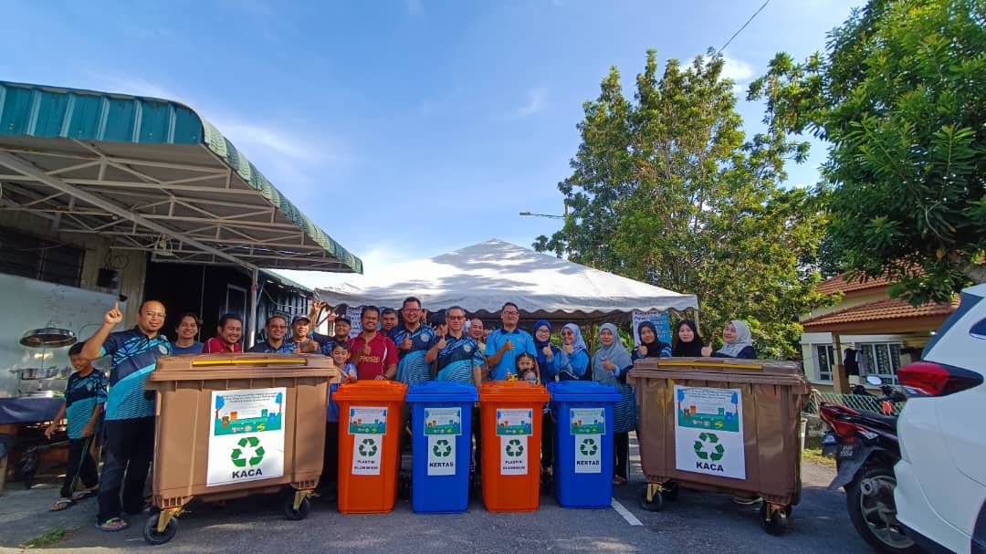 UPM, KDEBWM sedia tong khas galak warga Taman Idaman Murni kitar semula