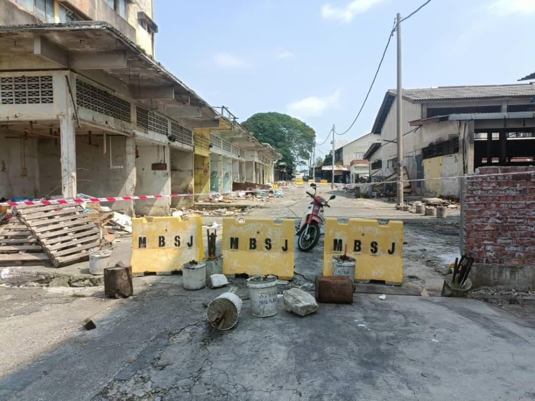 （视频）沙登新村旧巴刹入口设石墩  禁无良者闯入倒垃圾