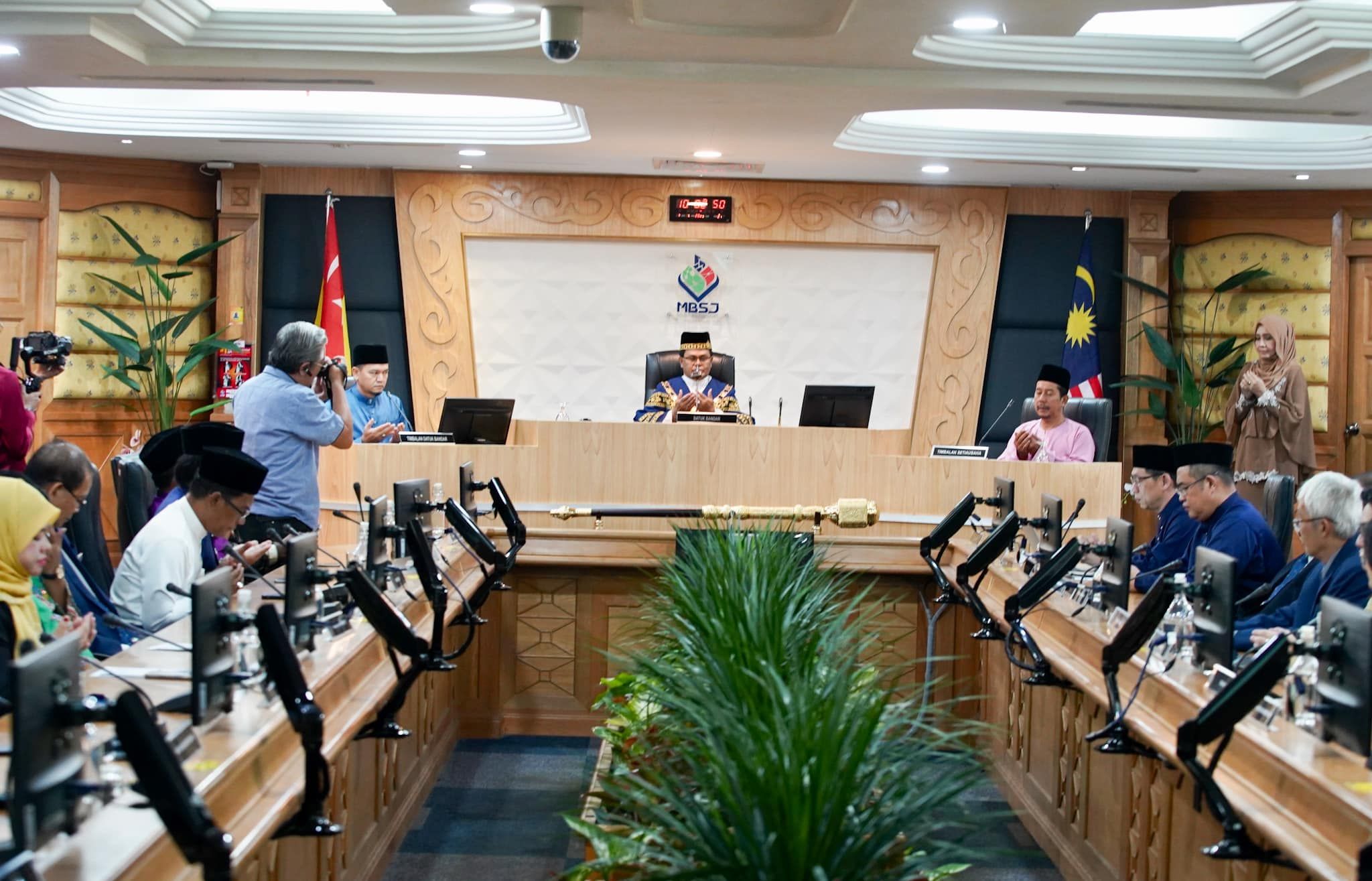 新科市长矢听民意解民生 维持梳邦再也市卓越表现