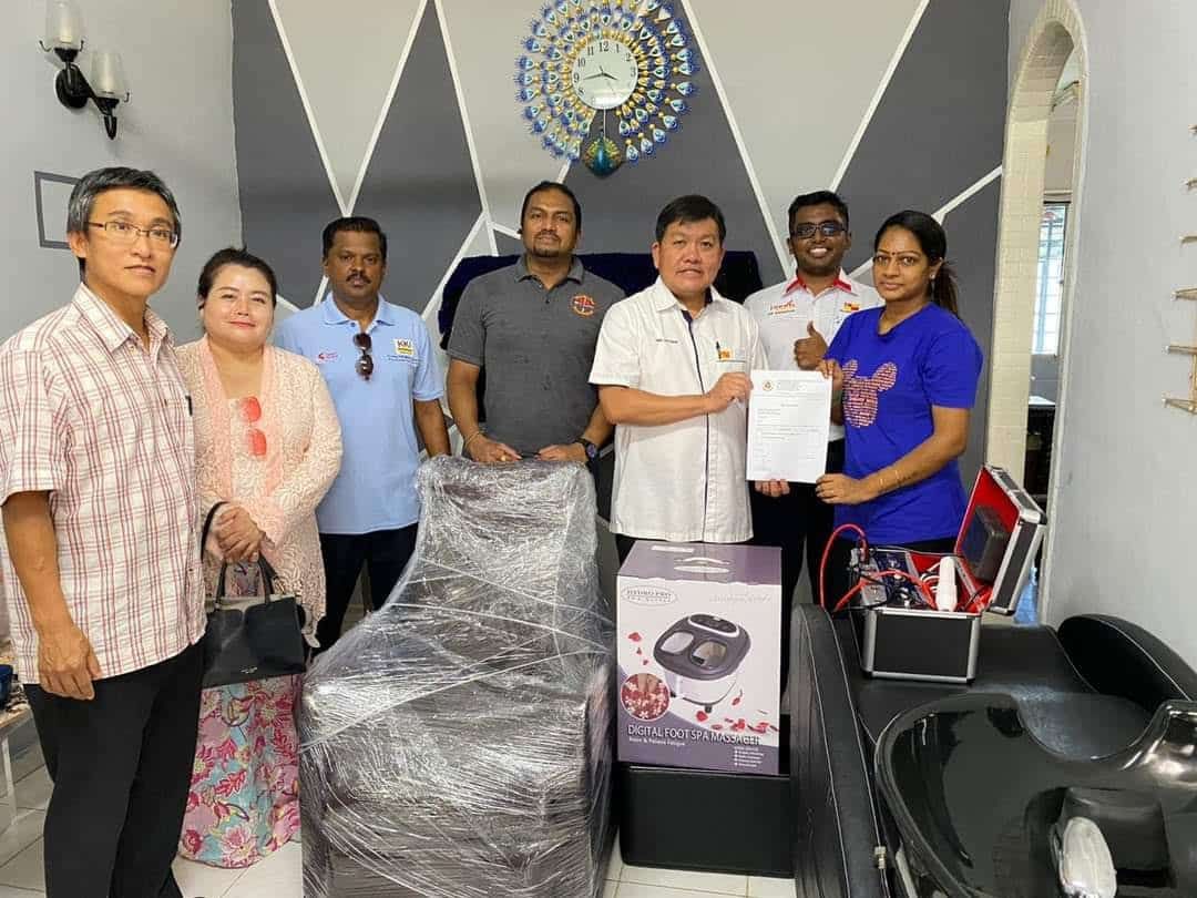 ஐ-சீட் வாயிலாகக் காஜாங் சரஸ்வதி அவர்களுக்கு முக ஒப்பனை சாதனங்கள் விநியோகம்