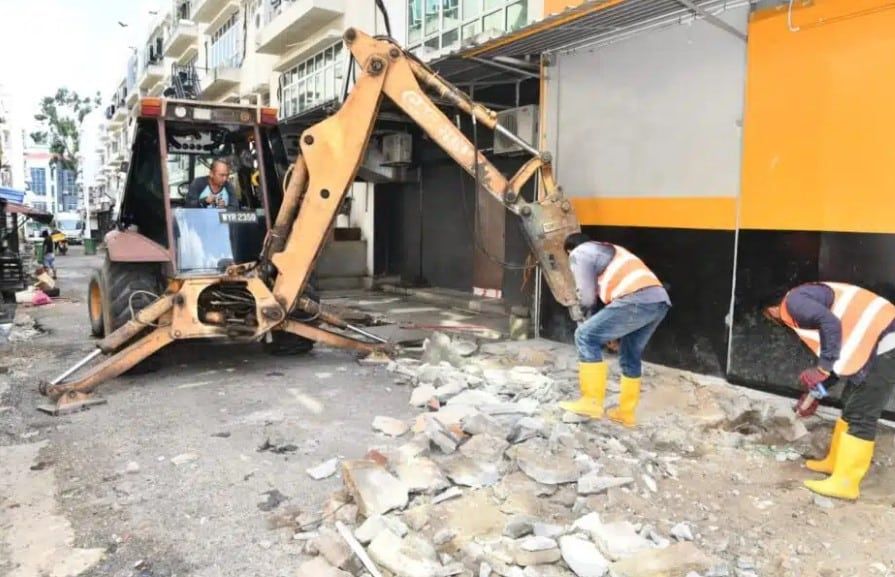 13店铺违建封死后巷沟渠  梳邦市厅上门拆除清沟