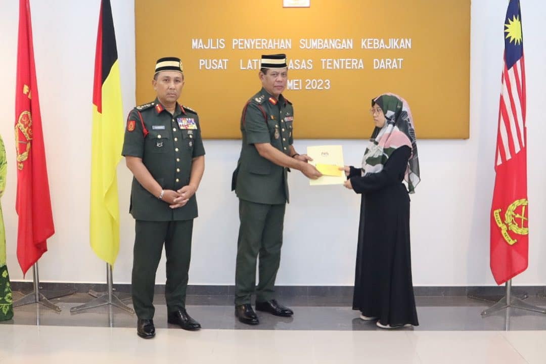 Agong beri sumbangan kepada waris dua tentera maut kemalangan