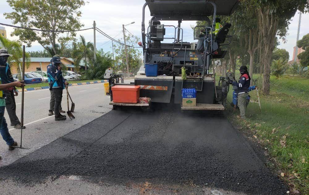 புகார் கிடைத்த 24 மணி  நேரத்தில் பெட்டாலிங், கிள்ளானில் சாலைகளை இன்ப்ராசெல் சீரமைத்தது