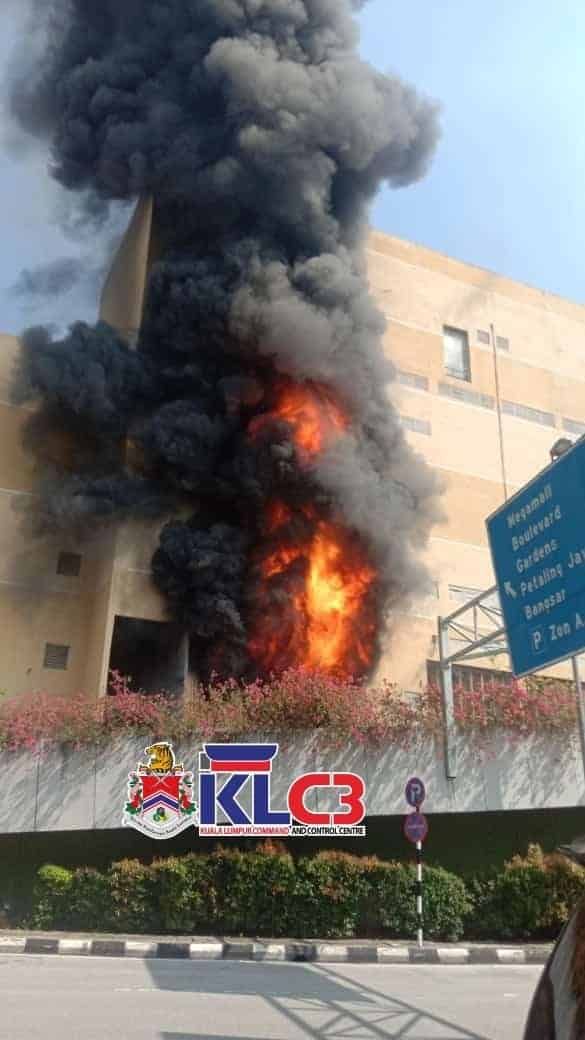 Mid Valley 购物中心失火 网民拍到大团黑烟冒出！