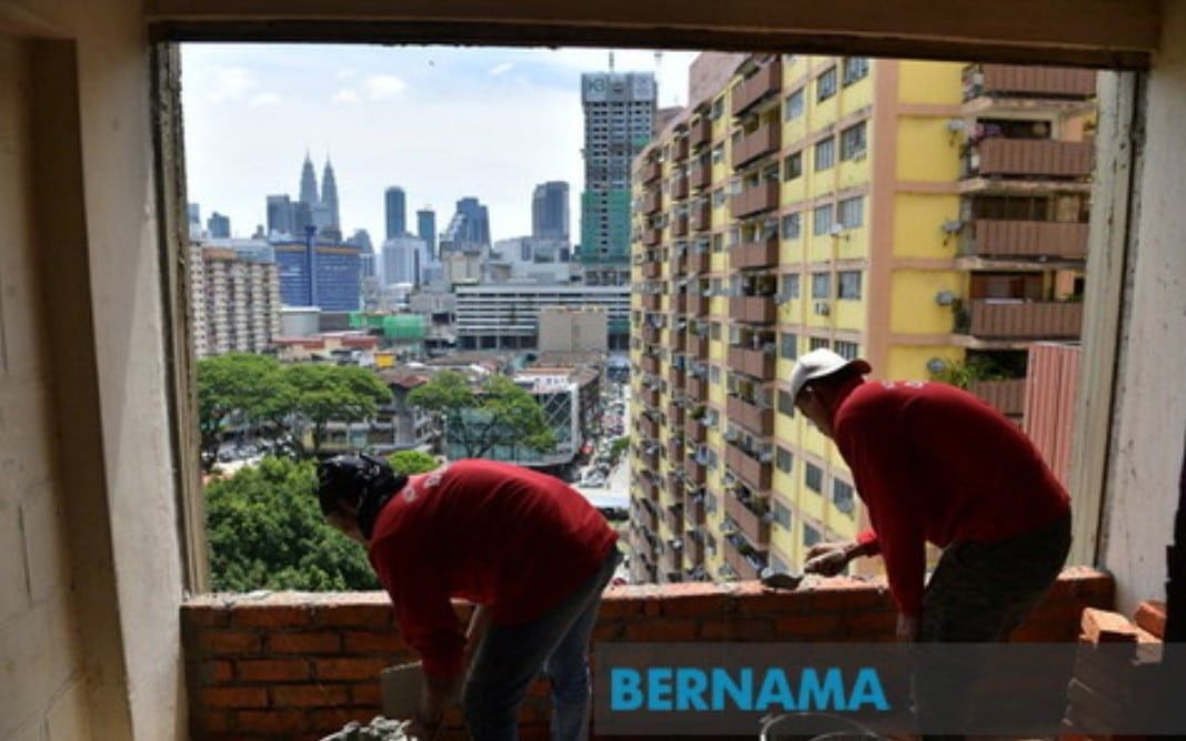 狂风刮走组屋外墙屋顶  隆市政厅着手抢修