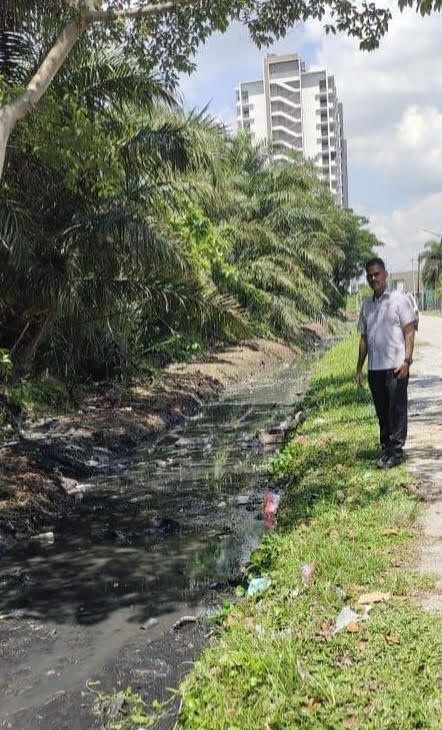 வெள்ளத்தைத் தடுக்கும் முயற்சியாகத் தாமான் பூங்கா இண்டாவில் கால்வாய் துப்புரவுப் பணி