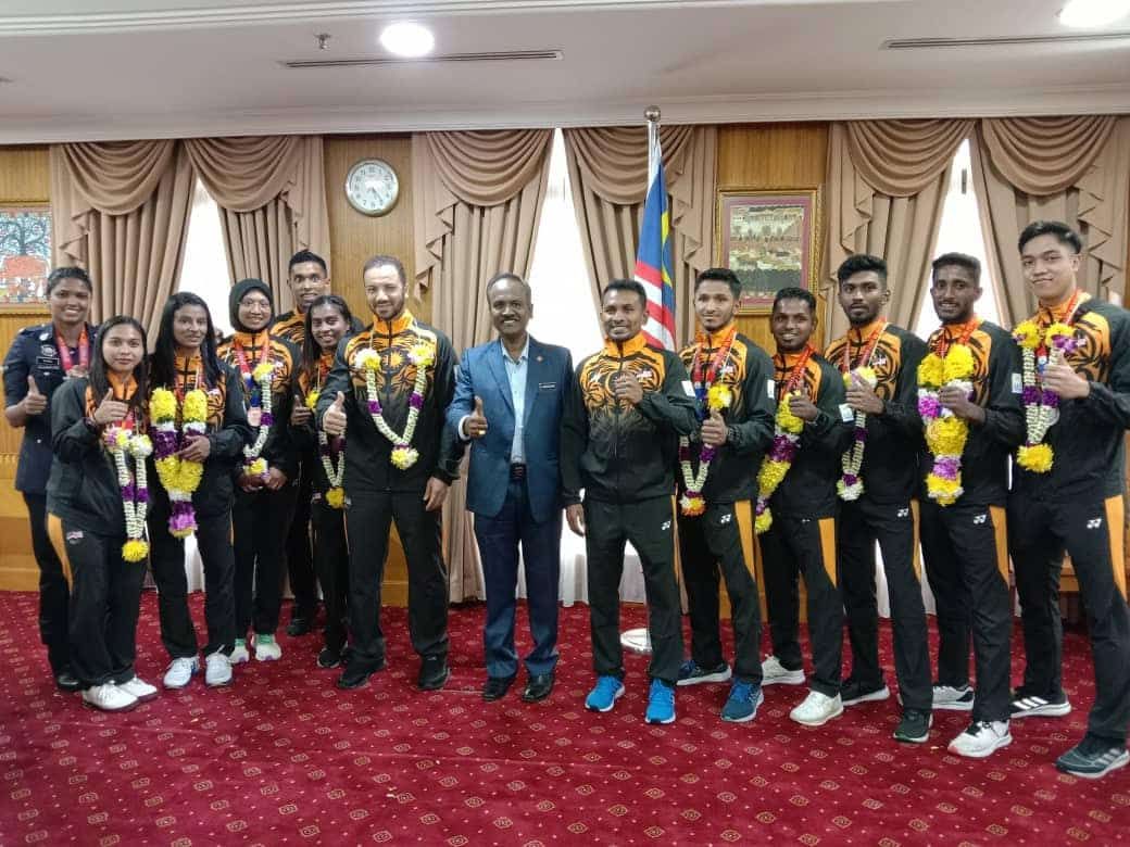 சீ போட்டியில் பதக்கம் வென்ற கராத்தே விளையாட்டாளர்களை அமைச்சர் சிவகுமார் கௌரவித்தார்