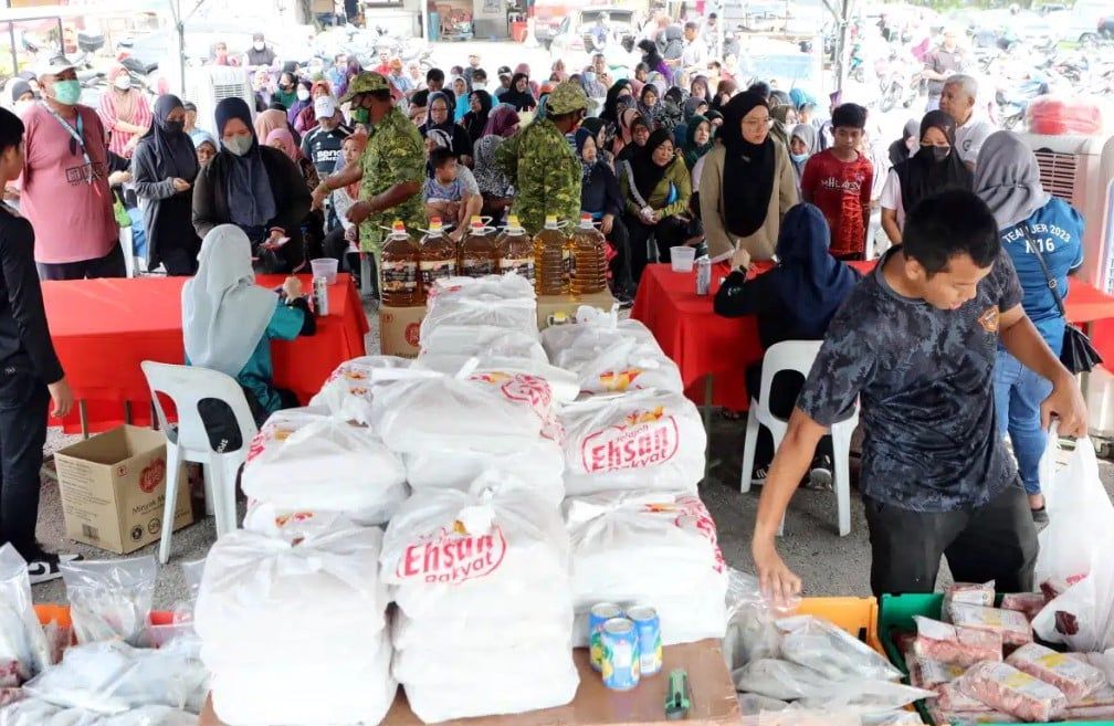 双溪杜亚300人提前1小时 排队等候雪人民市集开卖
