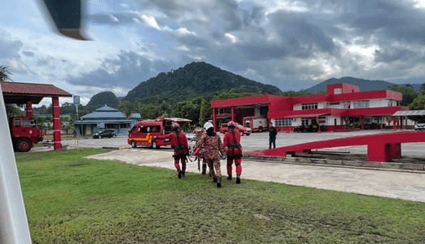 தீயணைப்பு மற்றும் மீட்புத் துறையின் விமானப் பிரிவு (ஜேபி பிஎம்) கால் முறிந்த  மலை ஏறியை மருத்துவமனைக்கு  கொண்டு வந்தது