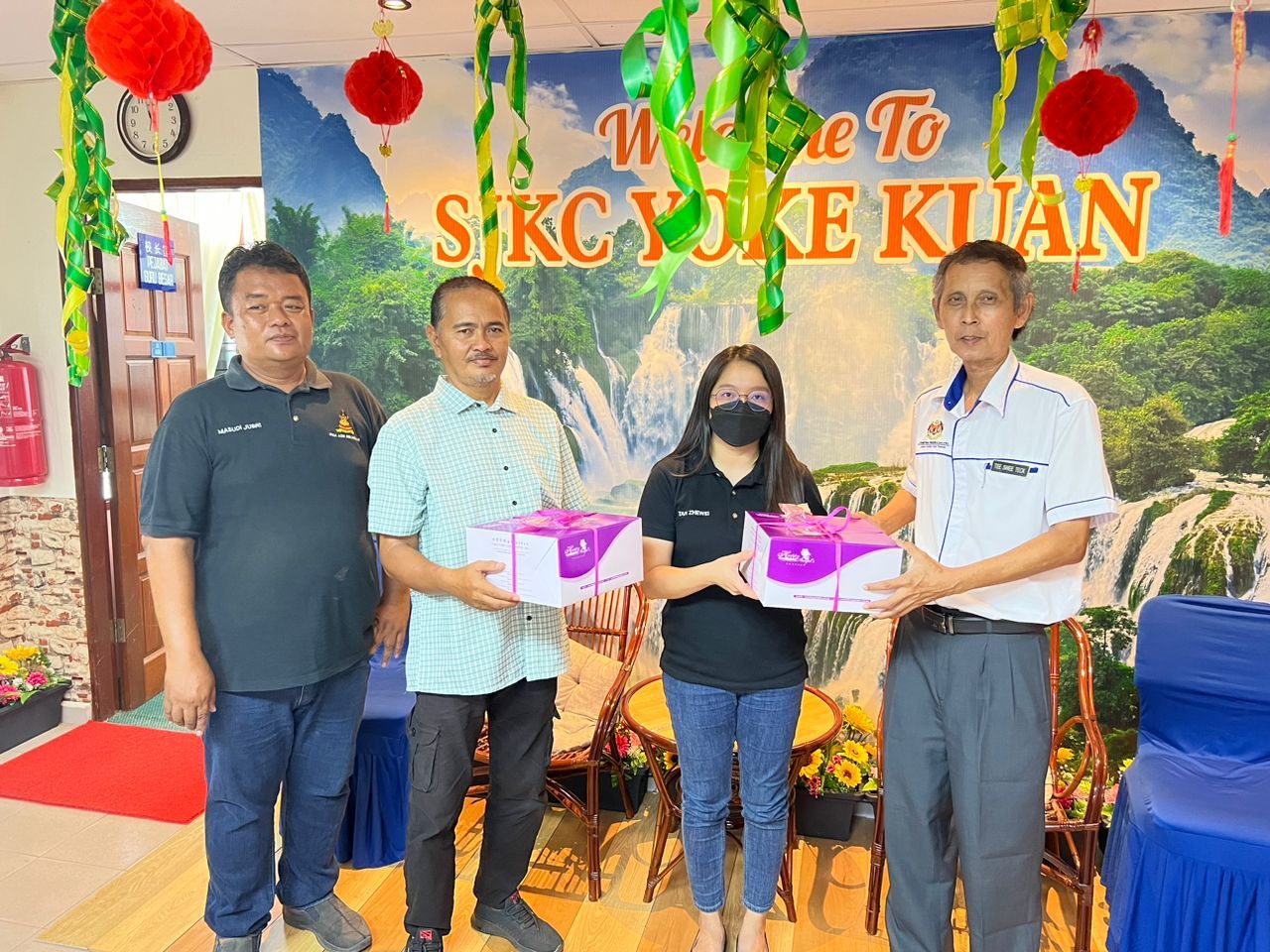 黄瑞林配合教师节 赠蛋糕予11各源流学校