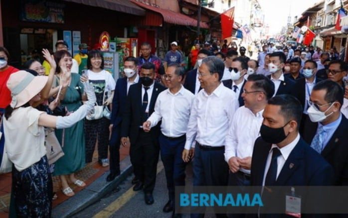 赵乐际抽出两小时 参观甲州鸡场街