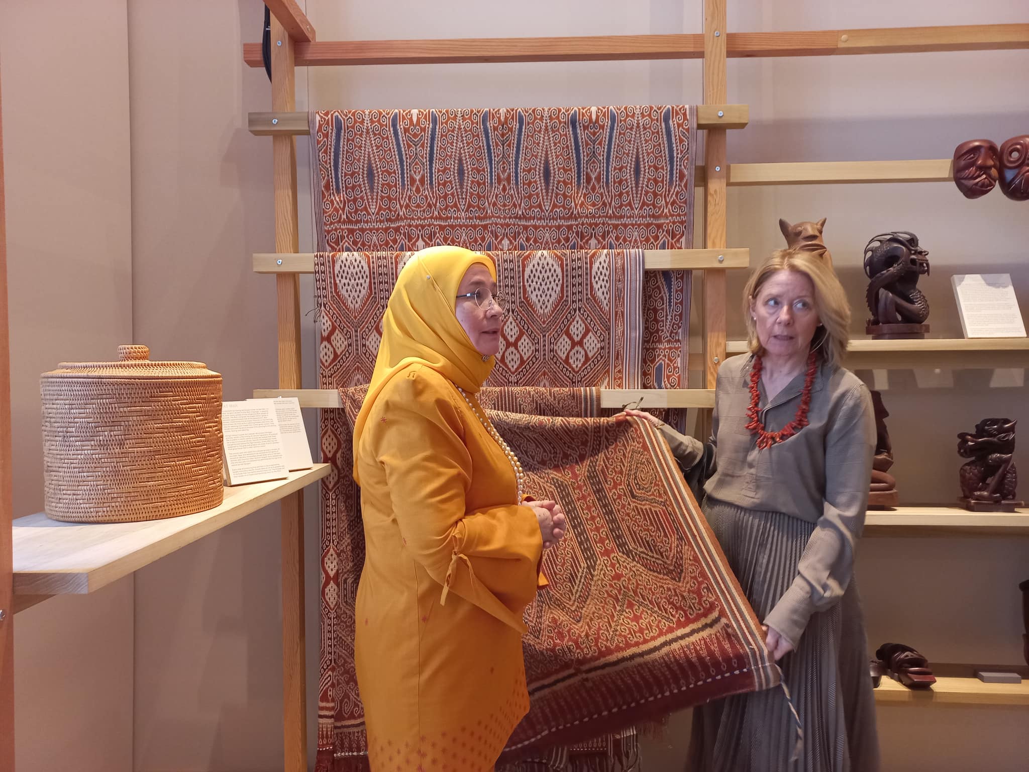 Minggu Kraf London: Pavilion Antarabangsa Malaysia terima kunjungan tetamu diraja