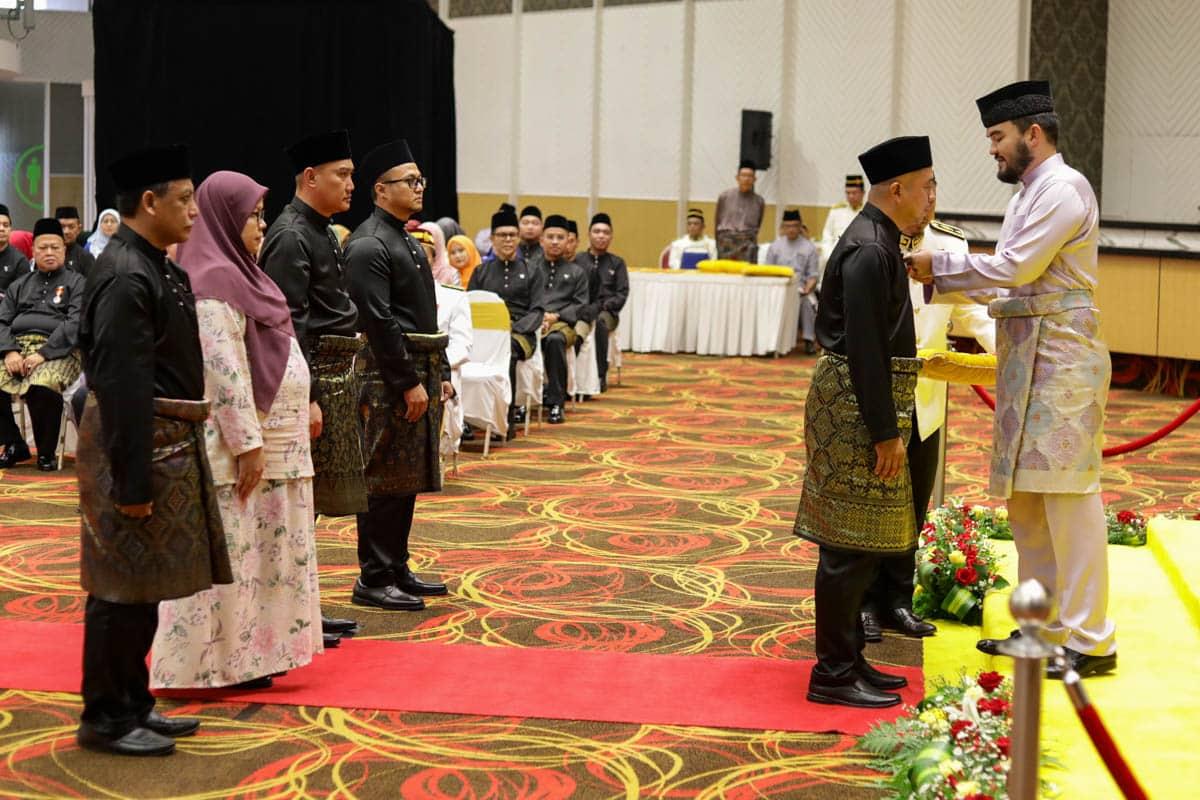 221 individu dikurnia pingat kebesaran Sultan Selangor