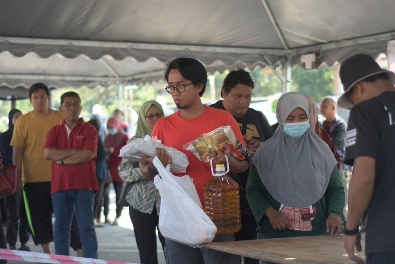 Pengunjung rebut peluang beli keperluan Aidiladha di jualan murah