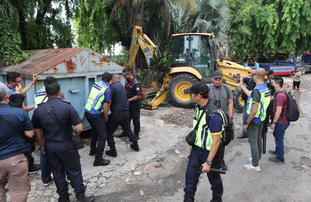 非法修罗里厂占用政府地营业  遭梳邦再也市厅拉大队拆除