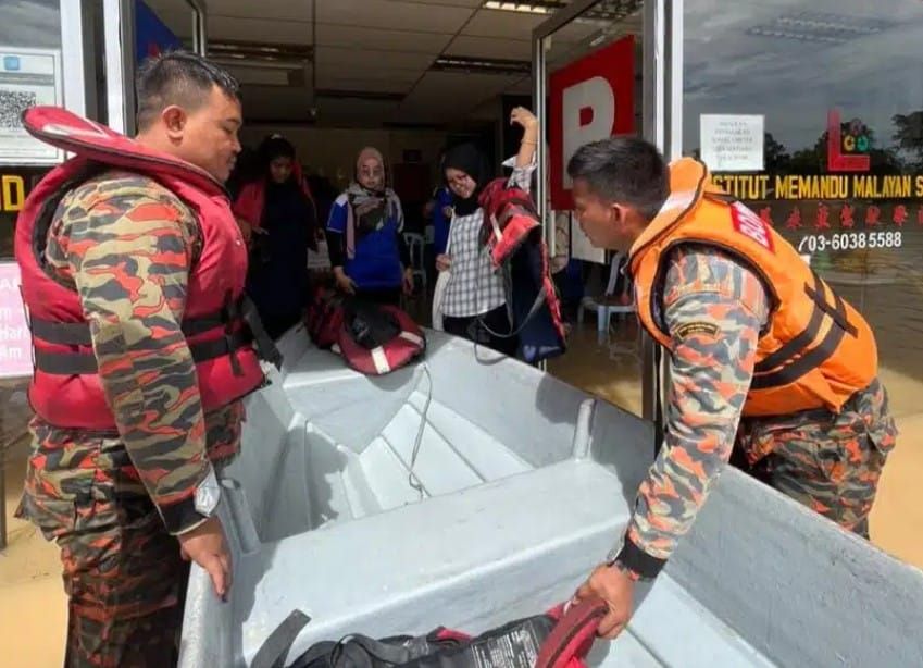 学院7员工受困水灾区  消拯局出动船只救人